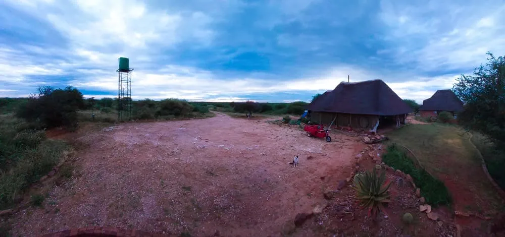 Vista exterior del lodge y sus construcciones tradicionales, integradas en el paisaje del Waterberg, Limpopo.
